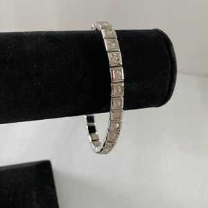 Vintage elasticated bracelet. B3